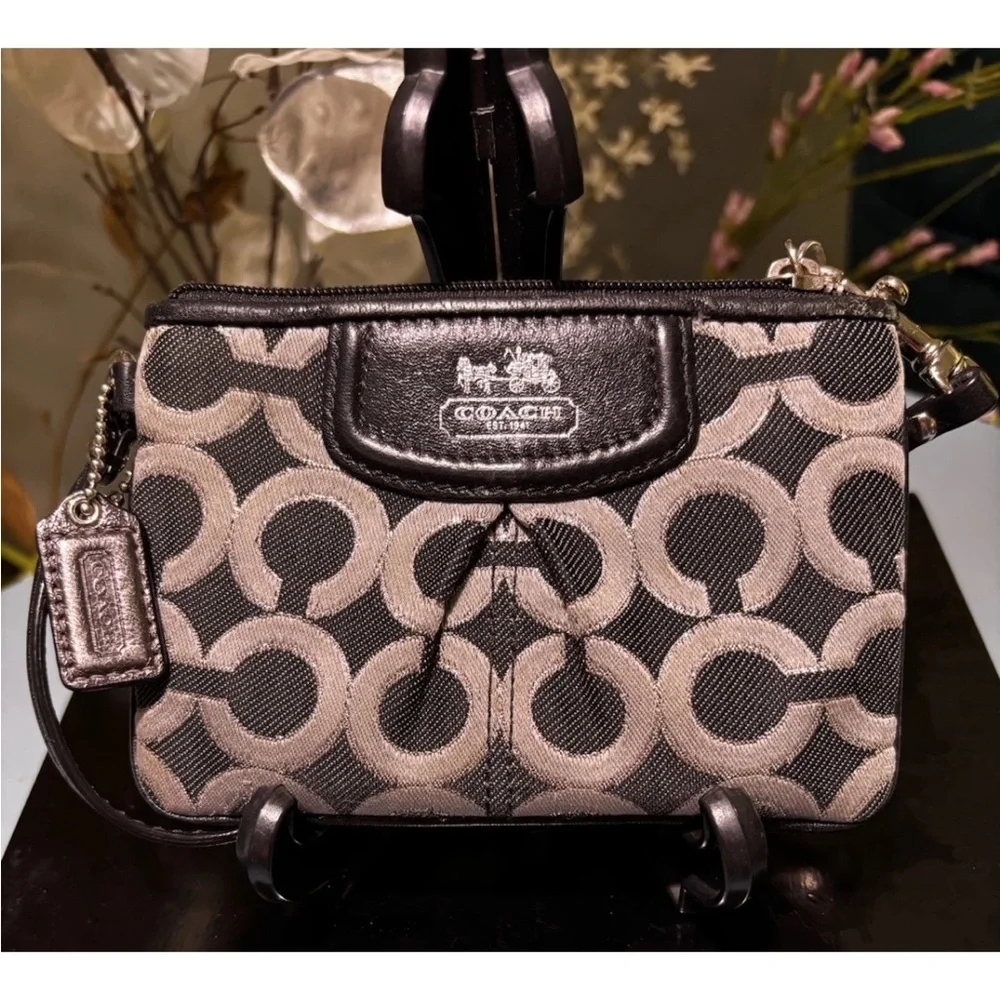 Coach Madison Op Art Pleated Signature Black Gray Metallic Small Wristlet - Picture 1 of 8